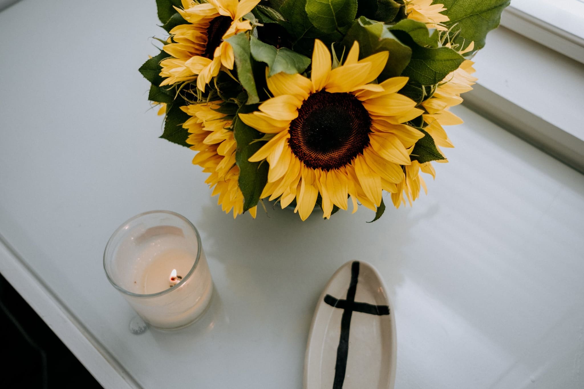 Sunflowers, candle and oval ceramic element